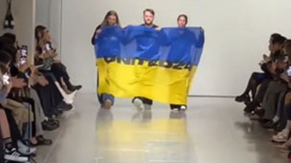 На флаг, который вынесли на подиум украинские дизайнеры, был нанесен логотип фандрайзинговой платформы United24