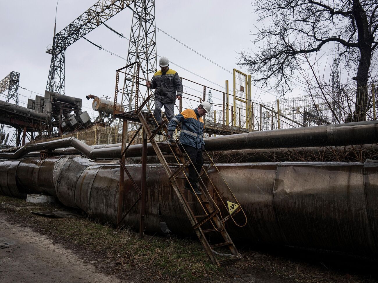 С осени прошлого года российские военные начали атаковать угольные электростанции, подстанции и трансформаторы по всей Украине