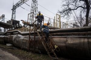 С осени прошлого года российские военные начали атаковать угольные электростанции, подстанции и трансформаторы по всей Украине