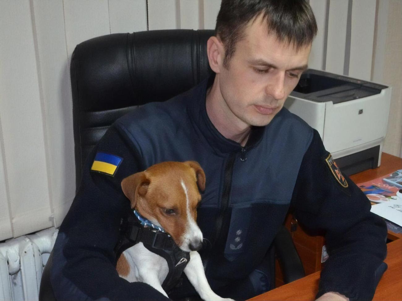 Пес Патрон служить зі своїм господарем, піротехніком Михайлом Ільєвим