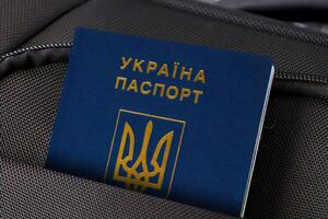 Окупанти вимагають у жителів захоплених територій оформляти російські паспорти, а українські вилучають