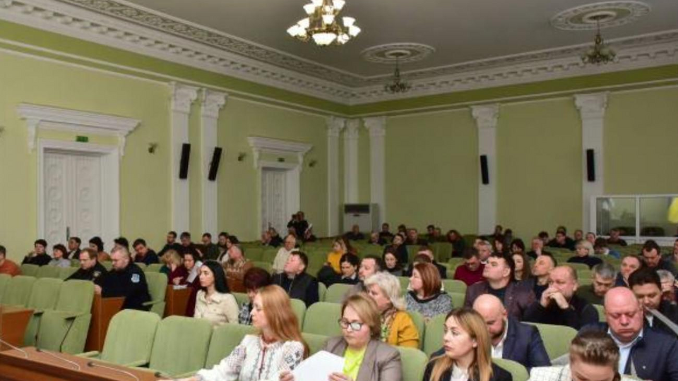 Избранный 300-тысячным городом совет должен продолжить работу как правомочный орган местного самоуправления, заявили депутаты