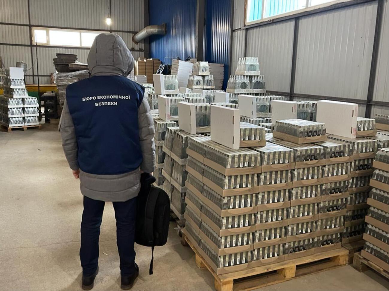 Потребителю продукция поставлялась с поддельными акцизами, отметили в БЭБ