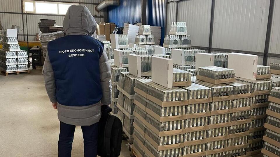 Потребителю продукция поставлялась с поддельными акцизами, отметили в БЭБ