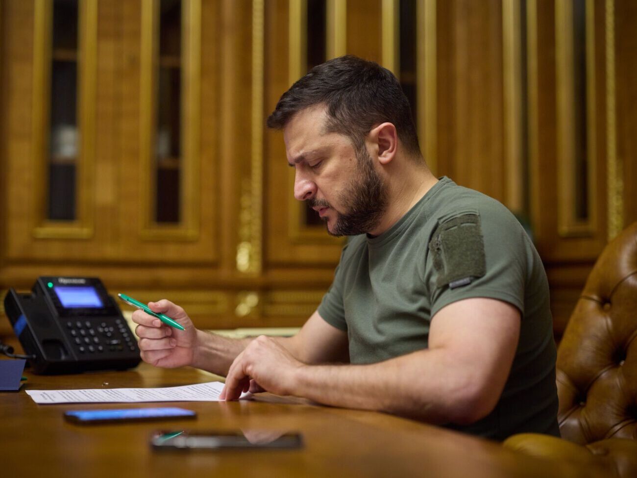 Зеленский (на фото) сообщил, что принял соболезнования&nbsp;Хурэлсуха по поводу жертв полномасштабного российского вторжения в Украину