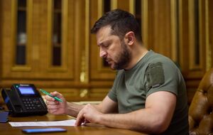 Зеленский (на фото) сообщил, что принял соболезнования Хурэлсуха по поводу жертв полномасштабного российского вторжения в Украину