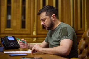 Зеленский (на фото) сообщил, что принял соболезнования Хурэлсуха по поводу жертв полномасштабного российского вторжения в Украину