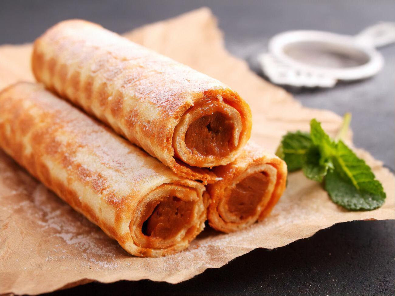 Трубочки перед подаванням треба посипати цукровою пудрою