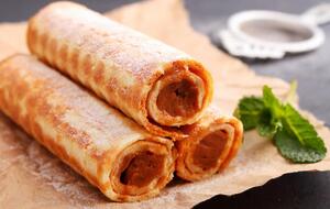 Трубочки перед подаванням треба посипати цукровою пудрою