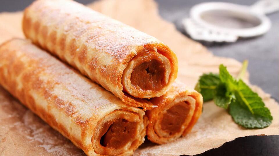 Трубочки перед подаванням треба посипати цукровою пудрою