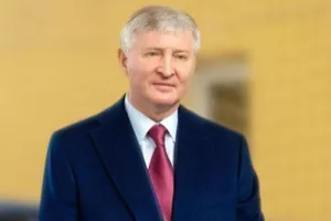 Помощь защитникам Украины, прежде всего, реализуется в рамках милитарного проекта "Стальной фронт" Рината Ахметова