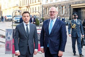 Карис (справа) рассказал, что познакомился с Зеленским за два дня до начала полномасштабного нападения РФ