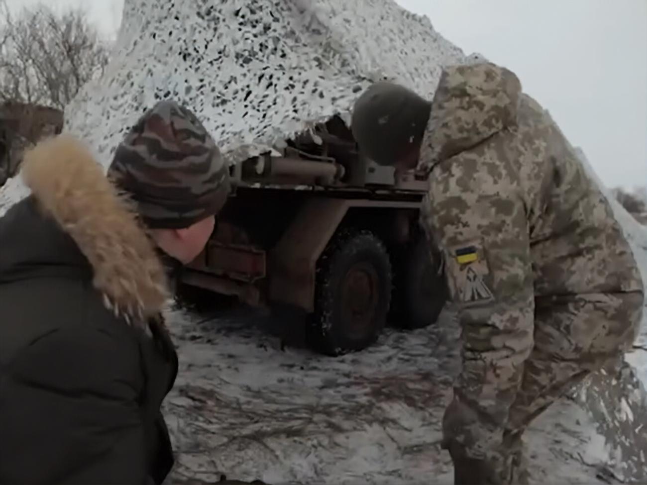 Олещук (праворуч) показав пускову установку ЗРК IRIS-Т