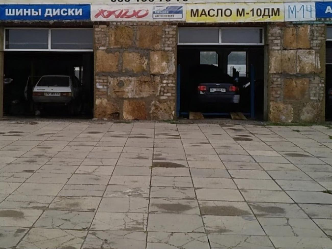 Росіяни розбирають на запчастини викрадені в місцевого населення автомобілі на СТО в Токмаку, розповіли в Генштабі ЗСУ