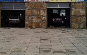 Росіяни розбирають на запчастини викрадені в місцевого населення автомобілі на СТО в Токмаку, розповіли в Генштабі ЗСУ