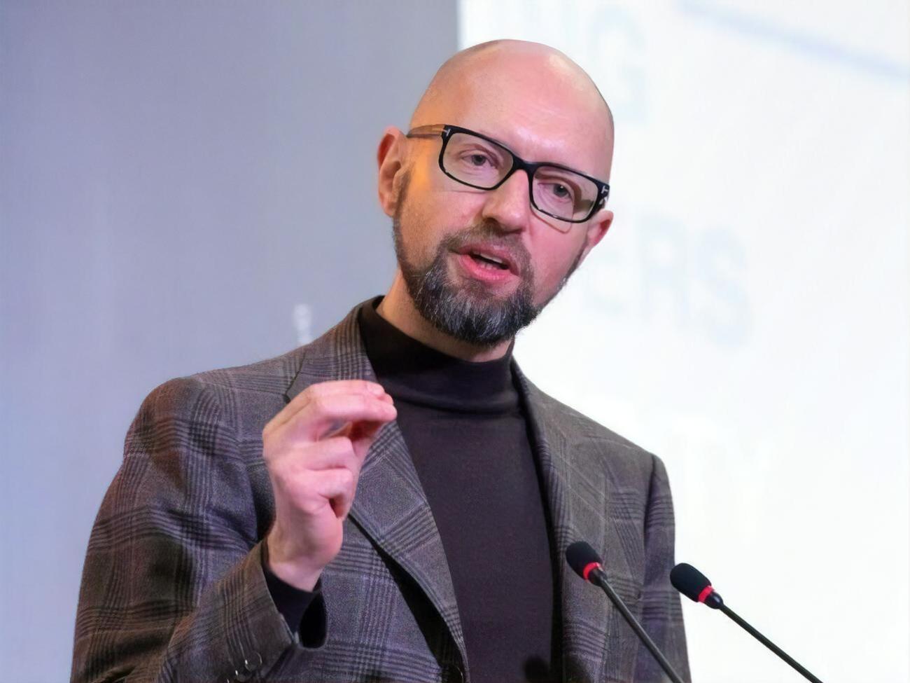 Яценюк зазначив, що Україна має аналогічні проблеми з технікою, але їх вирішують завдяки союзникам