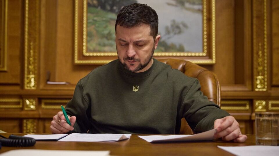 Зеленский подписал указ о введении в действие решения СНБО Украины от 22 февраля о задействовании секторальных санкций по отношению ко всем финучреждениям РФ