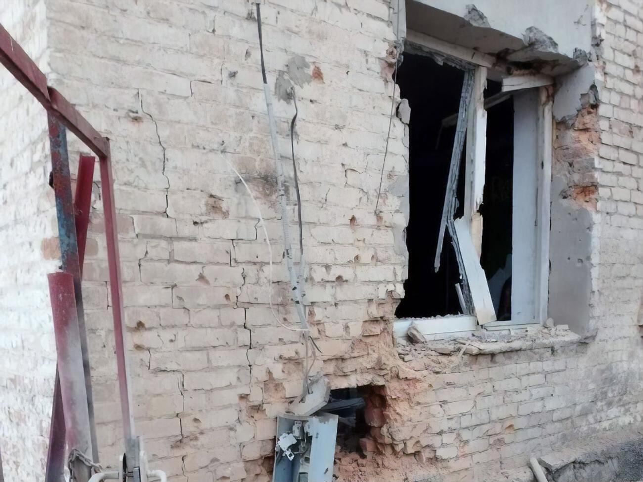 В результате обстрелов повреждена дорога, админздание и жилые дома