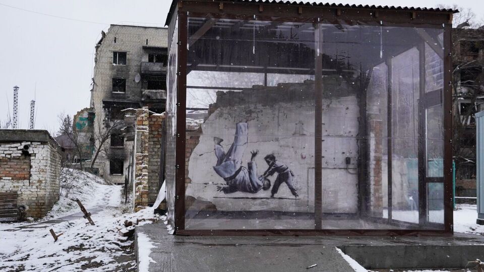 После полномасштабного вторжения РФ в Украину Бэнкси создал семь муралов, которые нанесены на стены домов в Гостомеле, Ирпене, Горенке, Бородянке, а также в центре Киева