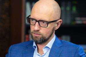 Яценюк считает, что задача восстановления страны "не менее сложная, чем победа на фронте"