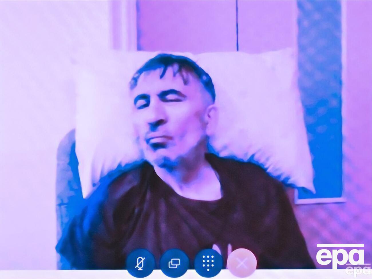 Саакашвілі, за словами його матері, практично не пересувається і постійно лежить в одній позі