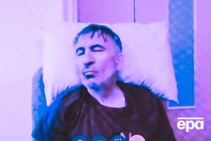 Саакашвілі, за словами його матері, практично не пересувається і постійно лежить в одній позі