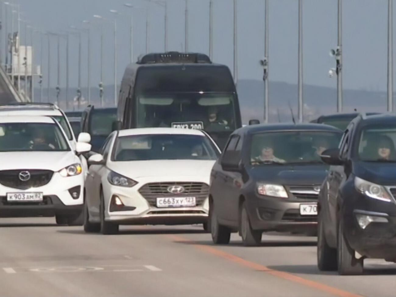 У ролику серед перших автомобілів на мосту видно автобус із написом "Вантаж 200"