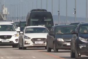 У ролику серед перших автомобілів на мосту видно автобус із написом "Вантаж 200"