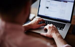 Существует большой выбор школ английского, которые помогут достичь личных целей