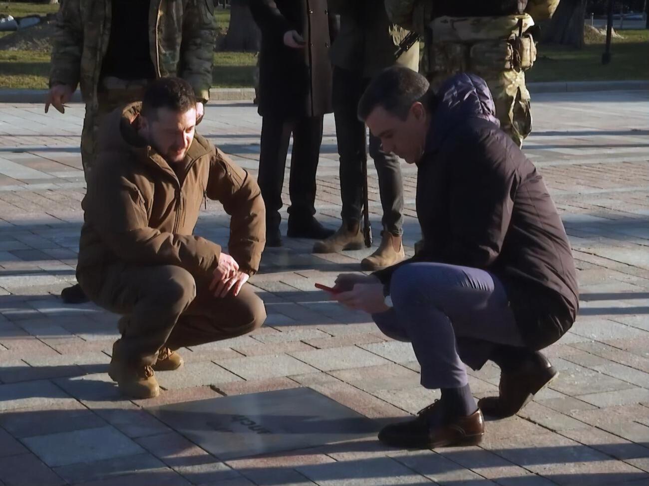 Санчес (справа) прибыл в Киев утром 23 февраля, это его второй визит в Украину с начала войны