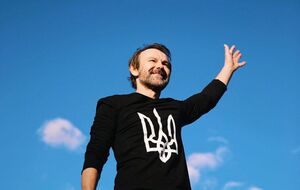 22 февраля Вакарчук выступил на пешеходно-велосипедном мосту через Владимирский спуск. На спонтанный концерт пришло много зрителей