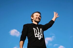 22 лютого Вакарчук виступив на пішохідно-велосипедному мосту через Володимирський узвіз. На спонтанний концерт прийшло багато глядачів