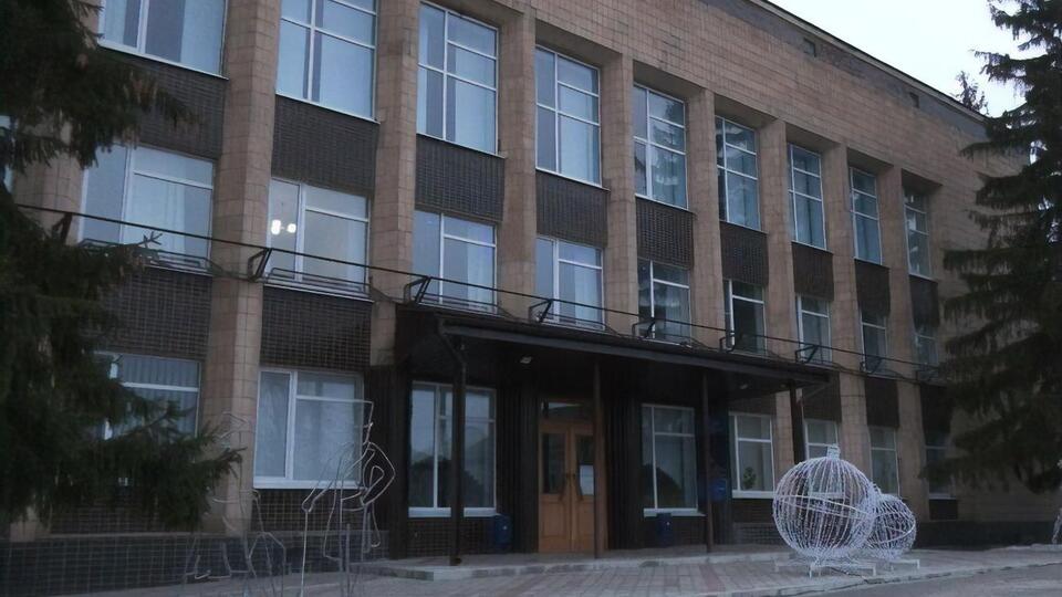Російські війська вдарили ракетою по цивільній адмінбудівлі у Дворічній Харківської області, зазначили у Генштабі