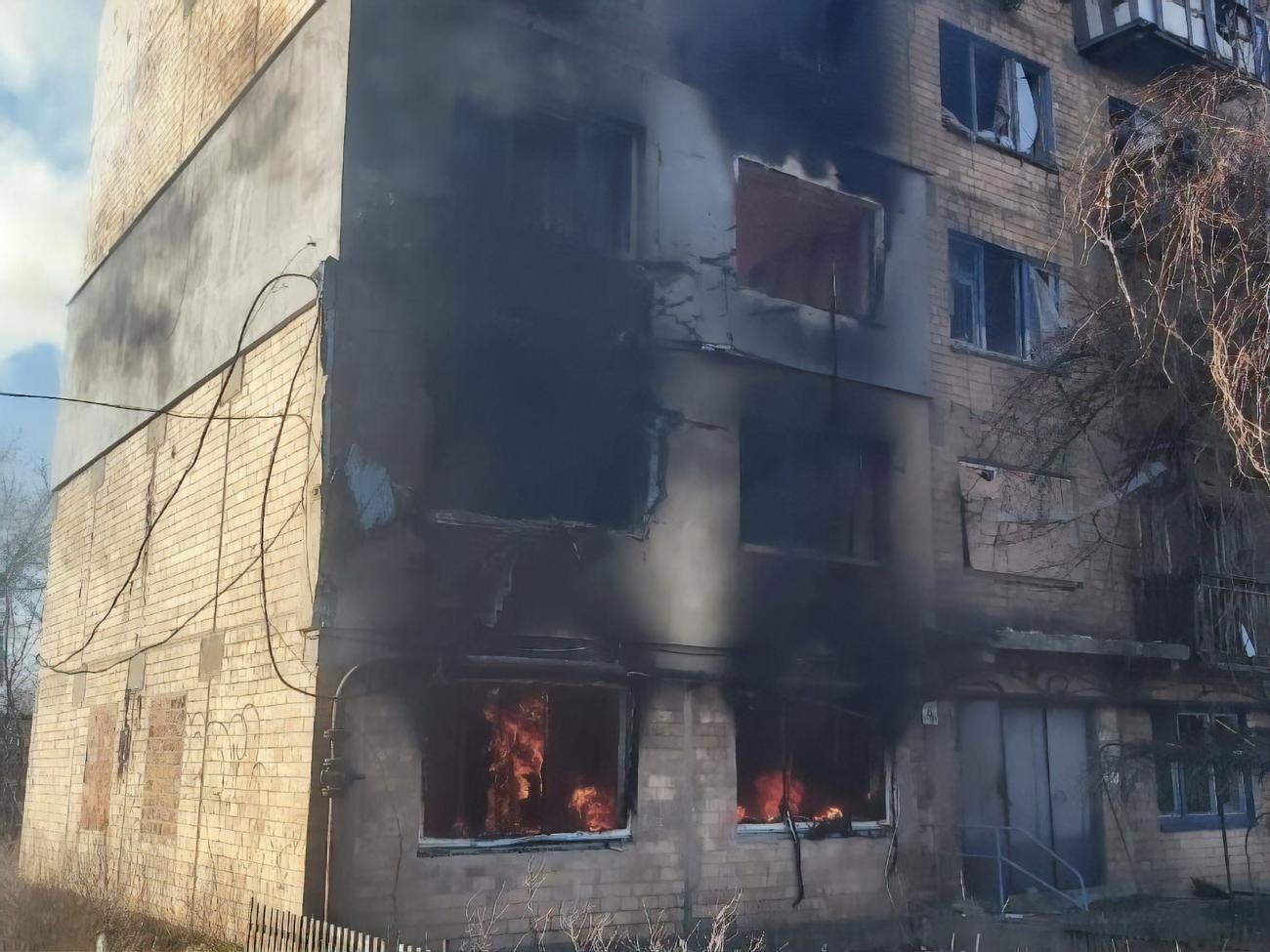 У Красногорівці пряме влучання у п'ятиповерховий будинок, але постраждалих немає, оскільки жителі евакуювалися, повідомили в ОВА