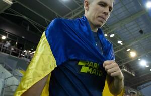 "Дніпро-1" вийшов на поле у Кошице з українськими прапорами