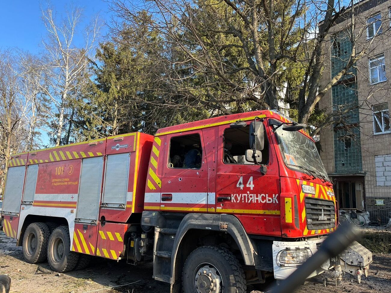 Унаслідок обстрілу окупантами було пошкоджено чотири одиниці техніки, зазначили у ДСНС
