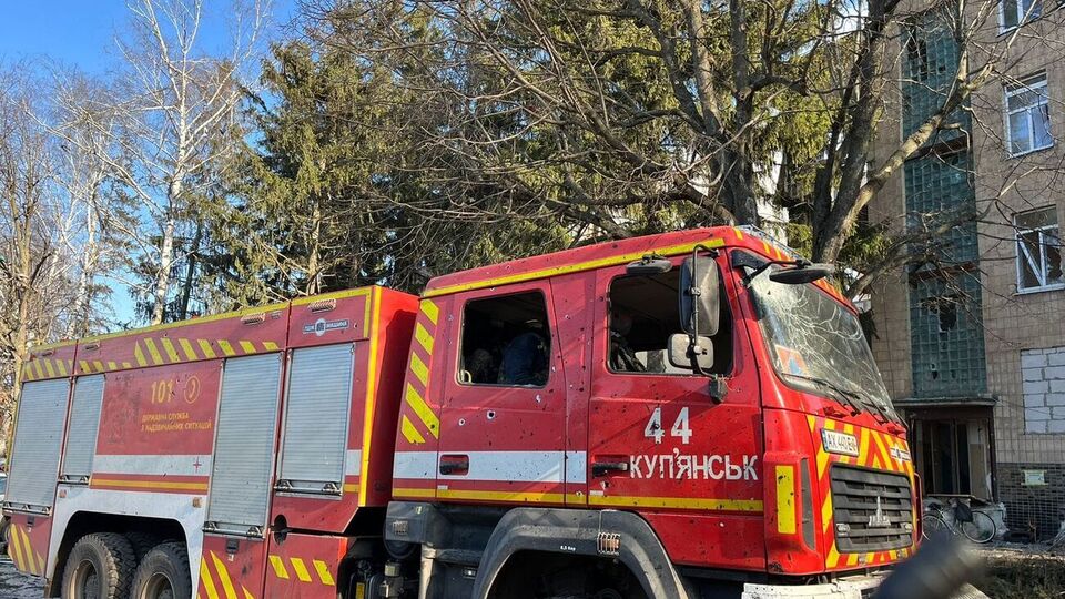 Унаслідок обстрілу окупантами було пошкоджено чотири одиниці техніки, зазначили у ДСНС