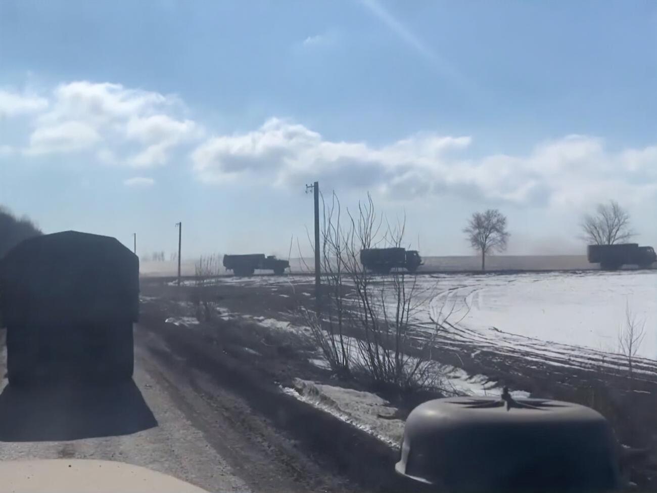 О движении колонн военной техники оккупантов в районе границы с Черниговской областью без знаков распознавания и с живой силой сообщали украинские военные