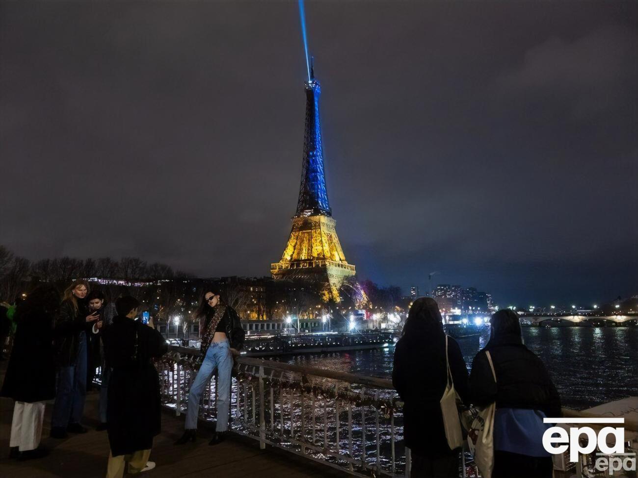 Синьо-жовте підсвічування увімкнули ввечері 23 лютого, напередодні річниці початку повномасштабної війни РФ проти України