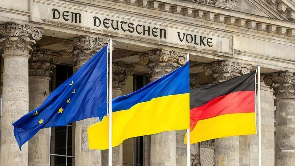Украинский флаг подняли над зданием и перед входом в Бундестаг