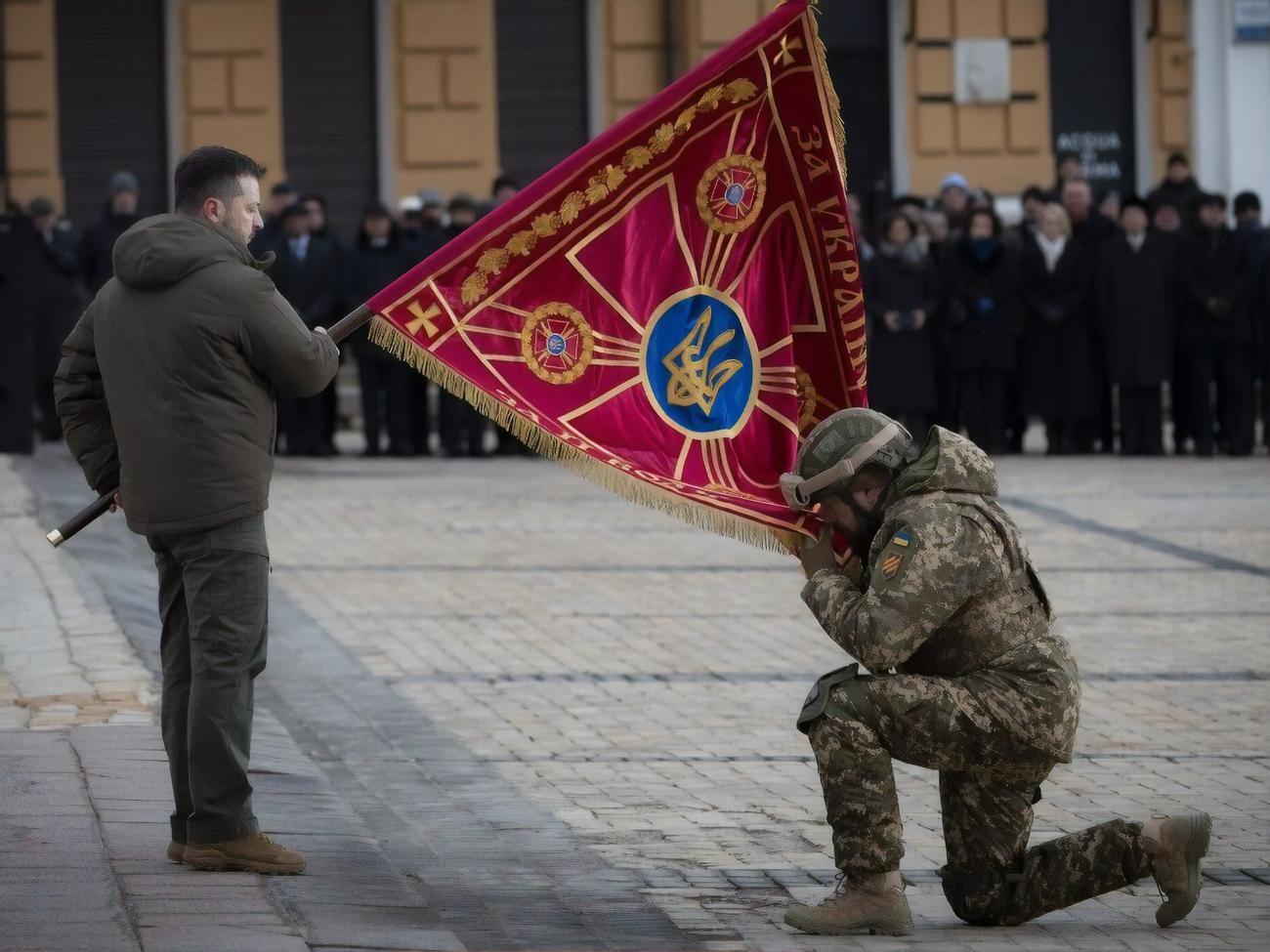 "Я звертаюся до тебе, рятівнику українців". Зеленський у річницю російського вторгнення нагородив військових і вручив бойові прапори військовим частинам. Фоторепортаж