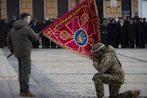 "Я звертаюся до тебе, рятівнику українців". Зеленський у річницю російського вторгнення нагородив військових і вручив бойові прапори військовим частинам. Фоторепортаж