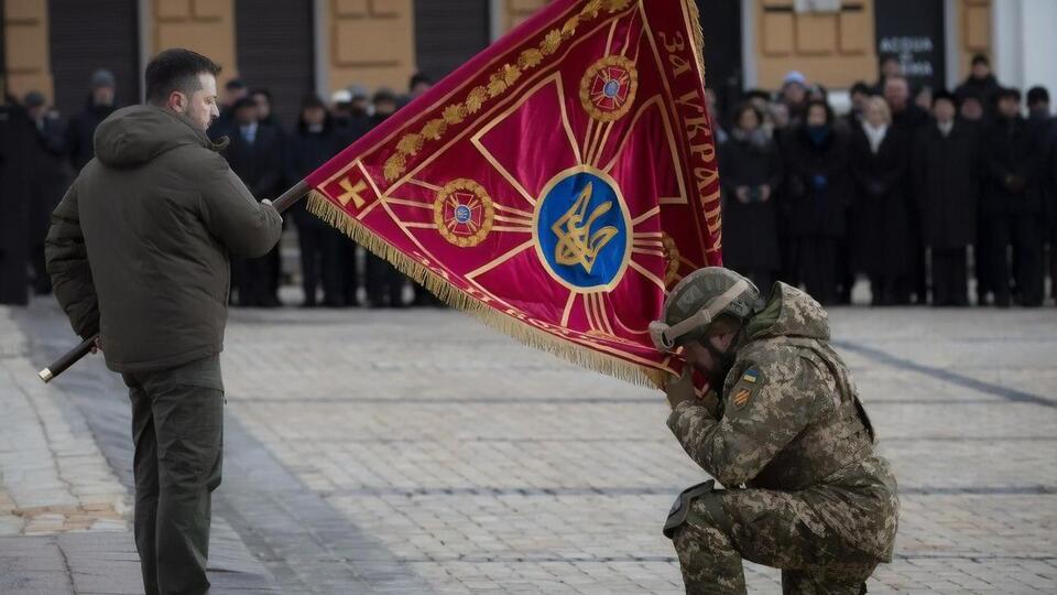 "Я обращаюсь к тебе, спаситель украинцев". Зеленский в годовщину российского вторжения наградил военных и вручил боевые знамена воинским частям. Фоторепортаж