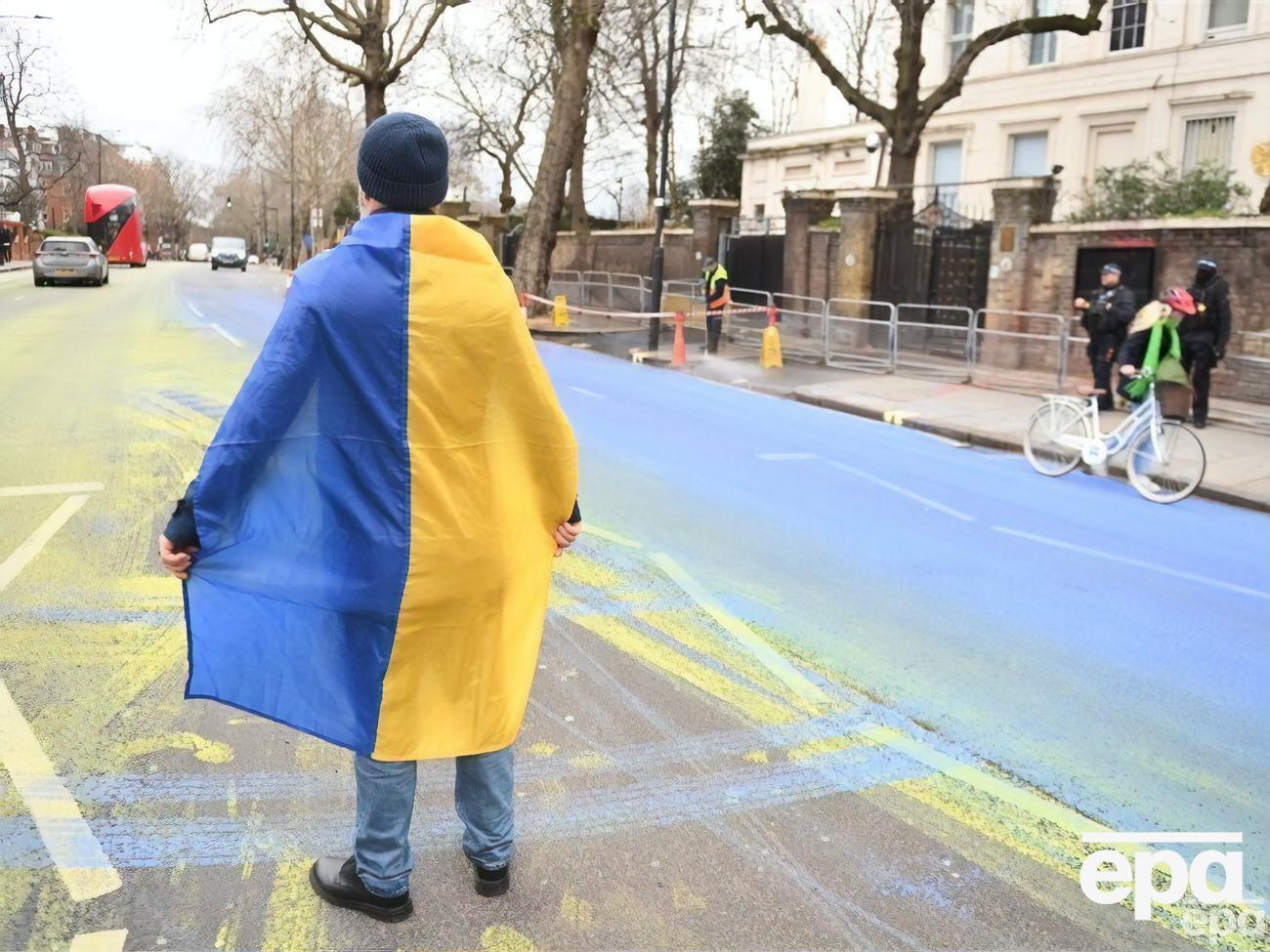 Дорогу возле переименованного участка улицы 23 февраля залили синей и желтой краской