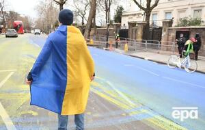 Дорогу возле переименованного участка улицы 23 февраля залили синей и желтой краской