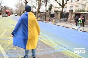 Дорогу возле переименованного участка улицы 23 февраля залили синей и желтой краской