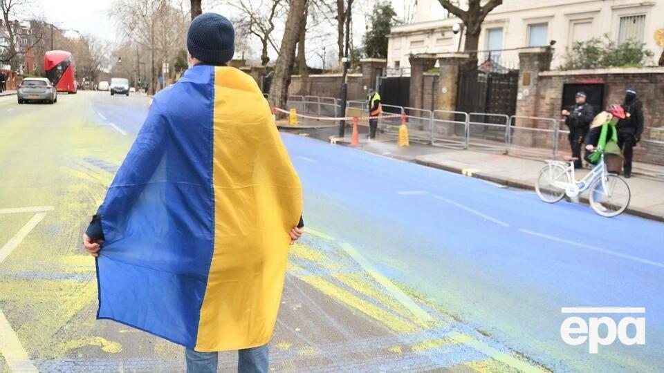 Дорогу возле переименованного участка улицы 23 февраля залили синей и желтой краской