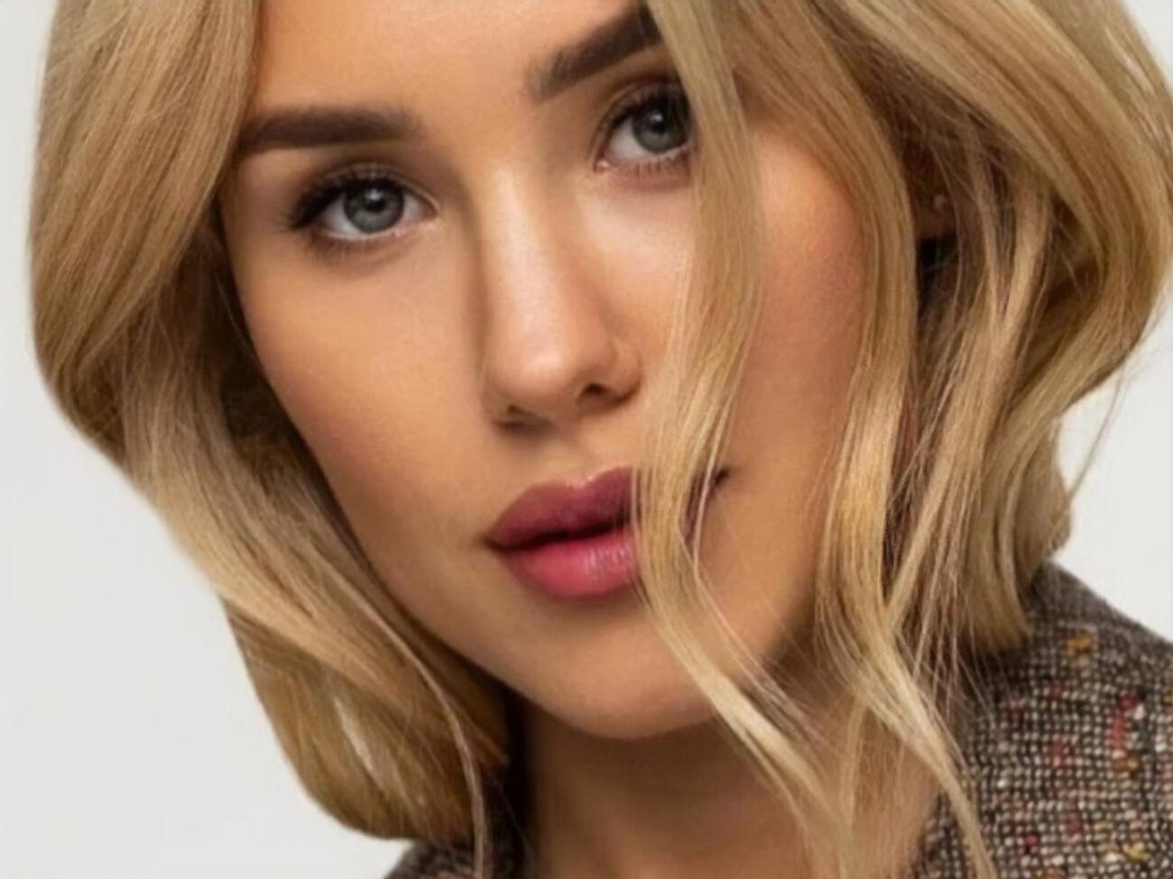 Квіткова позувала перед камерою як модель