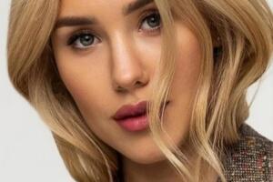 Квіткова позувала перед камерою як модель