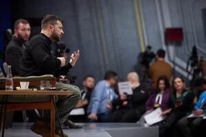 Зеленский поблагодарил "за доклад" журналистку "5 канала"